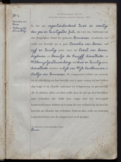 Een bladzijde uit het huwelijksregister van Ommeren over het jaar 1942, met de gegevens van Cornelis van Doorn en Willemijntje Stuivenberg in handschrift ingevuld op een voorgedrukt formulier